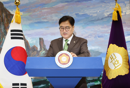 우원식 국회의장이 11일 국회에서 윤석열 대통령의 비상계엄 선포와 관련해 국회 국정조사권 발동하겠다는 내용의 기자회견을 준비하고 있다. [연합뉴스 제공]